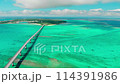 沖縄県宮古島の宮古ブルーの海と橋をドローンからの空撮映像 114391986