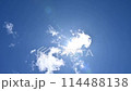 白雲在蔚藍的天空中緩緩流動 114488138