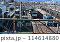 秩父鉄道武川駅のホームで列車が静かにすれ違っていくシーン 114614880