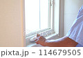 一個男人打開窗戶 114679505