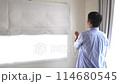男人打開遮陽窗簾 114680545