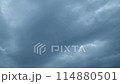 雨が降りそうな暗い曇り空 114880501