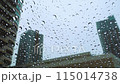 雨粒がガラスに当たり、雫が流れ落ちる　雨の日のガラス窓 115014738