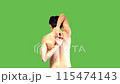 一個男人伸展肩胛骨 115474143