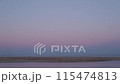 夕暮れの海に広がる美しいグラデーションの空 115474813