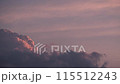 夕焼けに染まる雲のシルエットのタイムラプス 115512243