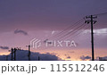 夕暮れの電線と線街並みのタイムラプス 115512246