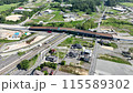 緑の被災地を縦断する常磐線のローカル電車を空撮 115589302
