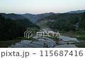 無人機拍攝的群山環繞的水稻梯田（上） 115687416