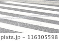 交差点を歩く人たちの足元のイメージカット 116305598