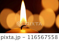 暗闇の中で揺らめくロウソクの炎 116567558