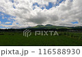 雄大な緑の山と青空に大きな白い雲 116588930