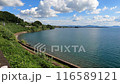 青空の下に広がる海岸沿いの線路と海 116589121