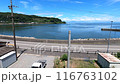 青空と青い海を望む車窓 116763102
