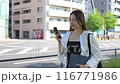 一個操作智能手機的年輕女子 116771986