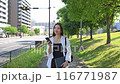 一個操作智能手機的年輕女子 116771987