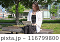 一位經營個人電腦的年輕女士 116799800