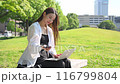 一個操作智能手機的年輕女子 116799804