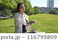 年輕女子打電話時在筆記本上做筆記 116799809