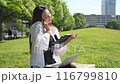 年輕女子打電話時在筆記本上做筆記 116799810