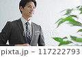 ビジネススーツを着る若い男性 117222793