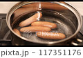 ウィンナーを茹でる様子 117351176