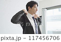 ビジネススーツを着る若い男性 117456706