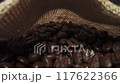 相機從裝有咖啡豆的黃麻袋內移動出來。 117622366