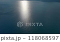 朝日が光る静かな海 118068597