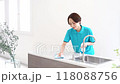 キッチンを掃除する家事代行サービスの女性 118088756
