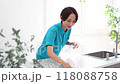 キッチンを掃除する家事代行サービスの女性 118088758