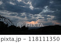 流れる雲の合間に沈む夕陽と現れる月と木星 118111350