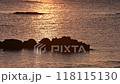 夕暮れ時のオレンジに染まる海 118115130