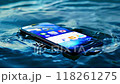 浸入水中的智慧型手機的顯示器亮起 118261275