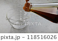 A scene where white soup stock is diluted with water 118516026