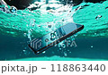 智慧型手機慢慢沉入水下 118863440