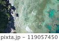 エメラルドの美しい海と珊瑚礁を空撮 119057450