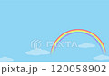 流れる雲と爽やかな青空にかかる大きく美しい虹 120058902