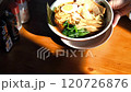 カウンターで提供される出来たてのラーメン 120726876