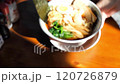カウンターで提供される出来たてのラーメン 120726879