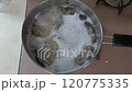 いんげん豆を煮る 120775335