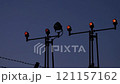 滑走路の誘導灯が点滅している様子 121157162