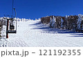 從纜車上看到樹木被霜覆蓋的滑雪場（山形縣藏王市） 121192355