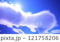 動く雲の中の太陽 タイムラプス 121758206