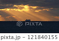 清晨的陽光和地平線上的一艘巨大的船 121840155