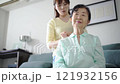 女兒揉媽媽肩膀的照片 121932156