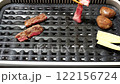 家庭で楽しむ焼肉パーティーの風景 122156724