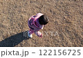 公園の芝生で座って遊ぶ子どもと立ち上がって走り出す瞬間 122156725