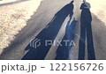 3人家族が公園で子供と手をつなぎ散歩している姿の影 122156726