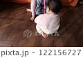 リビングのソファの前でタブレットで遊ぶ子ども達 122156727